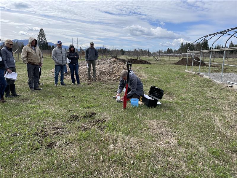 Un especialista del NCAT realiza una prueba de compactación del suelo sobre el terreno.