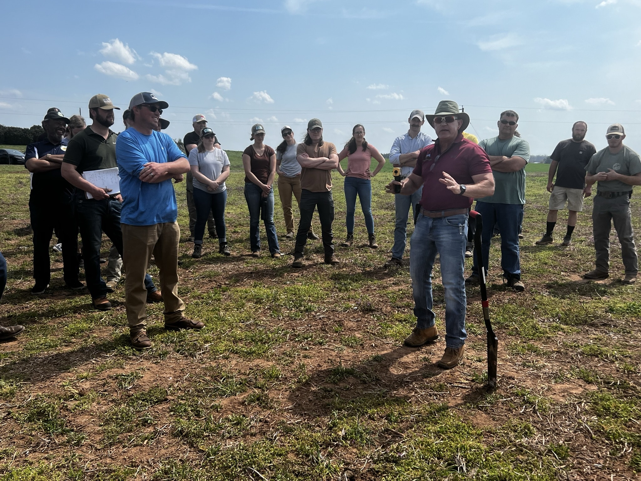 Fotografía del Dr. Williams realizando análisis del suelo con los participantes en una jornada de campo de «Soil for Water».
