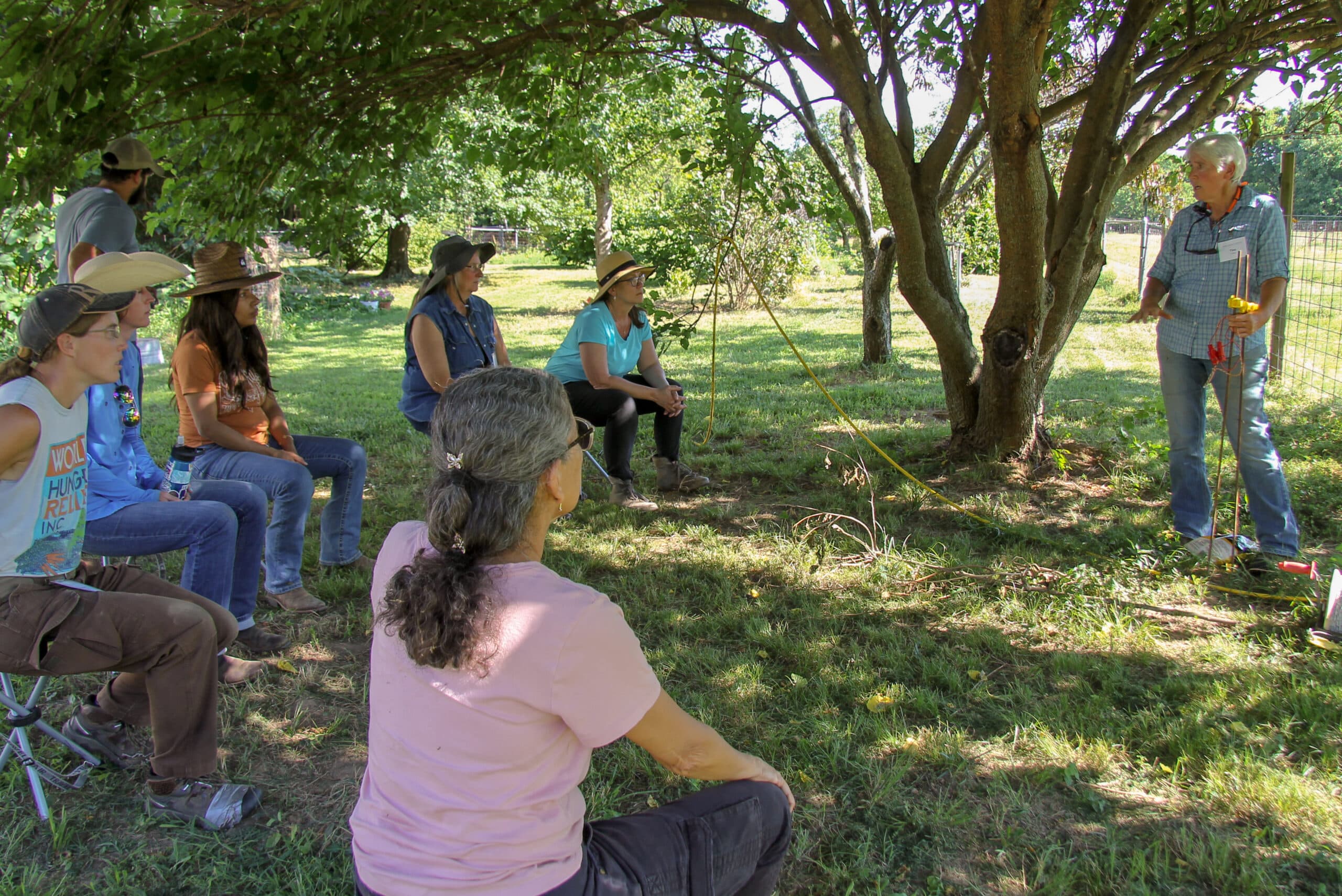La Dra. Tina Cone, licenciada en Medicina Veterinaria, ofrece a los participantes del programa WLL de Arkansas una demostración sobre cercas eléctricas. 