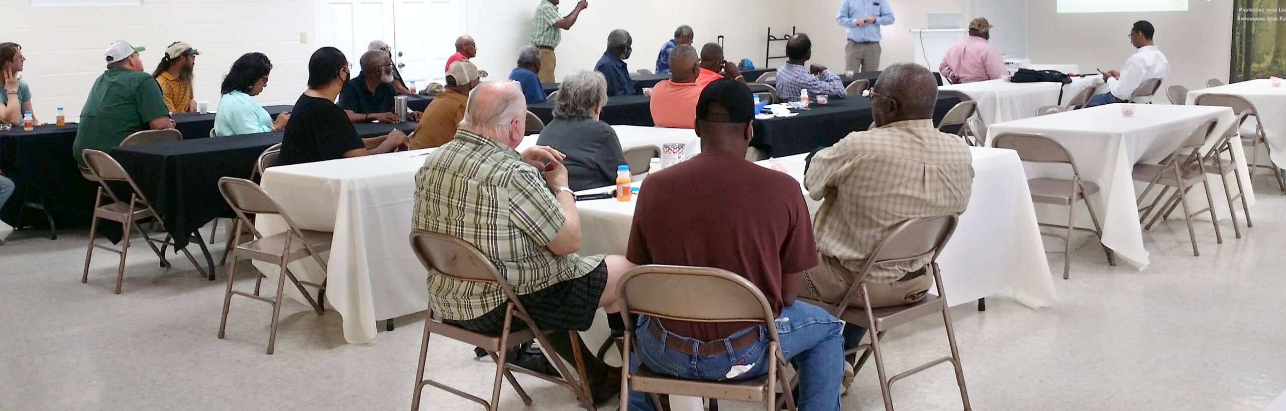 Fotografía de una reunión de la Asociación de Autoayuda del Condado de Covington en Misisipi, 2021.