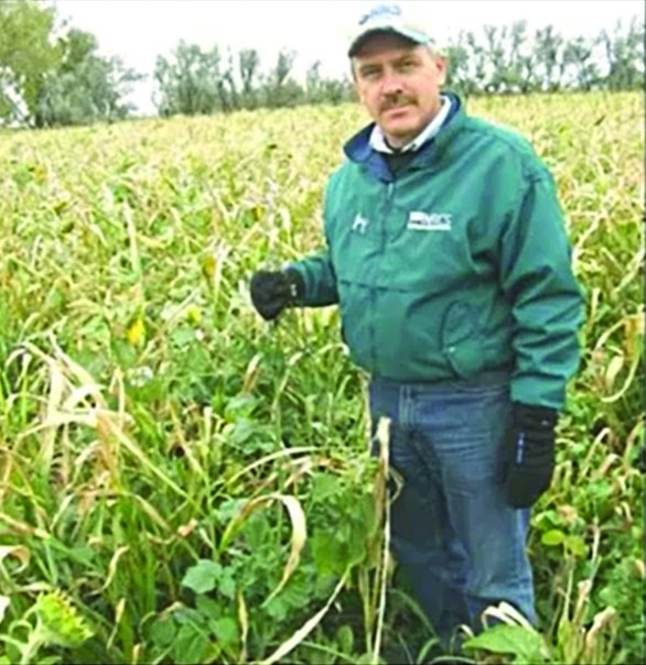 Jay Fuhrer, del NRCS, con un «cóctel» de cultivos de cobertura listo para el pastoreo, el 1 de octubre de 2007