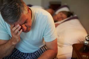 un hombre preocupado que no duerme