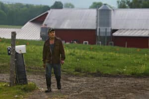 Un hombre en una granja