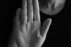 levantar la mano para indicar que se detenga