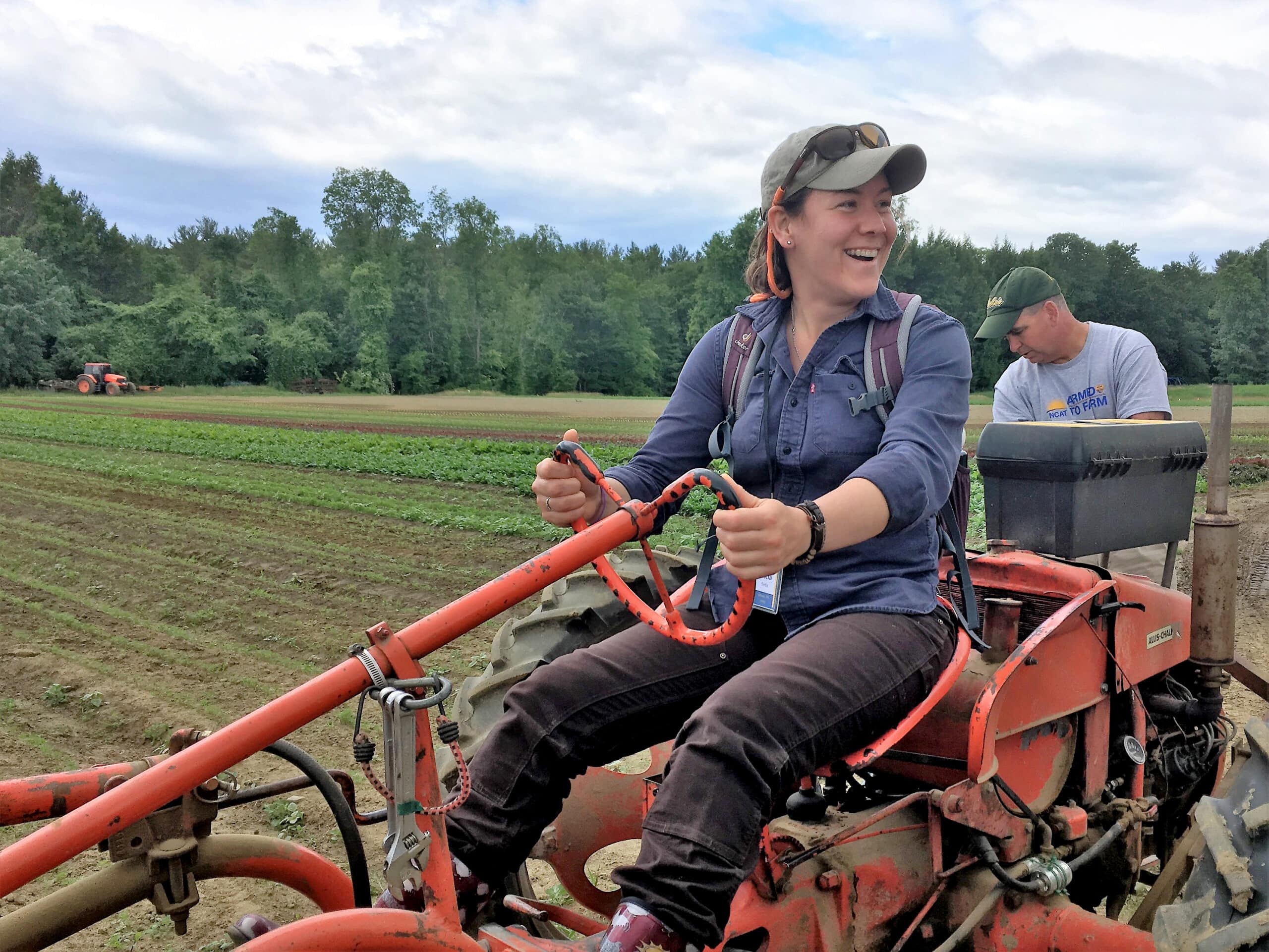Alicia Seda manejando maquinaria agrícola