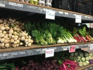 Verduras de la CSA en los estantes de las tiendas.