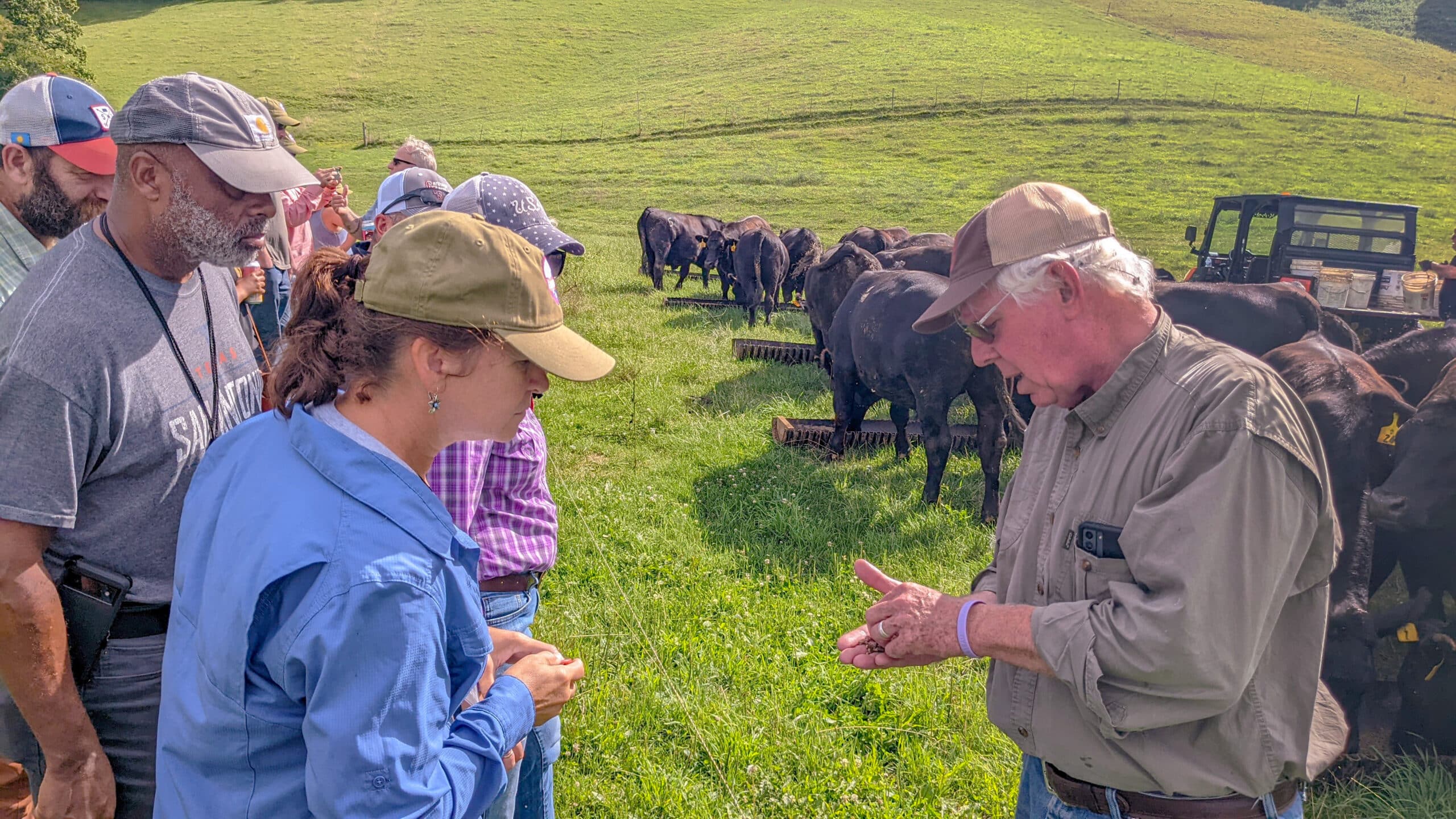 un agricultor en el campo durante una visita a la granja