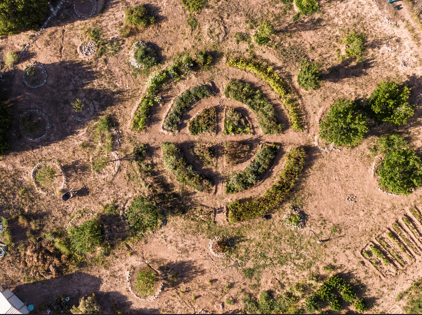 Vista aérea de un jardín geométrico en un paisaje árido