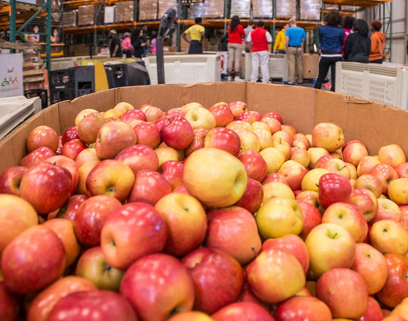caja de manzanas en un almacén